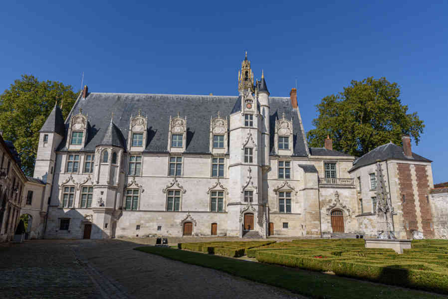 Francia - Beauveais 23 - antiguo palacio Episcopal.jpg
